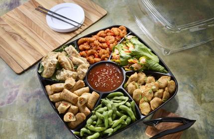Black 16” x 16” Mozaïk® Six-Section Square Platter with Clear Dome Lid (6x23/10.7 oz.)